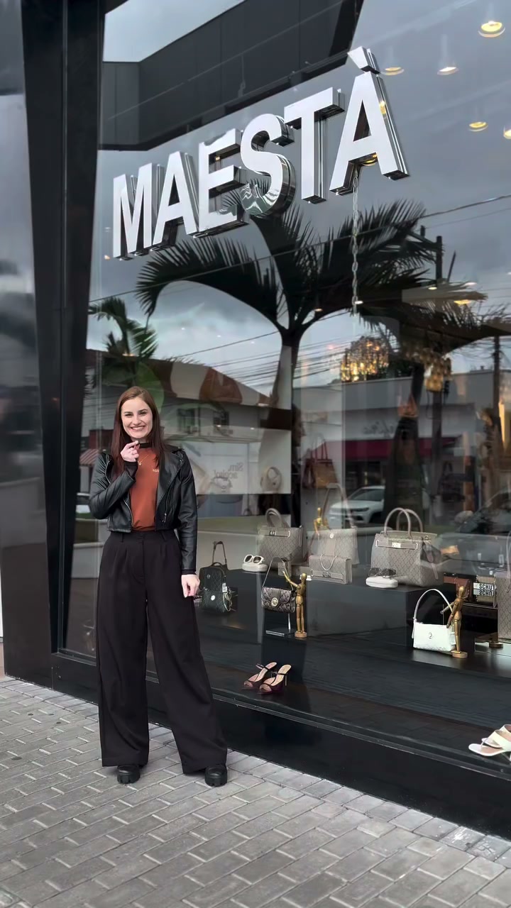 Bolsa Luiza Barcelos Grande em Couro Preto com Cadeado Decorativo